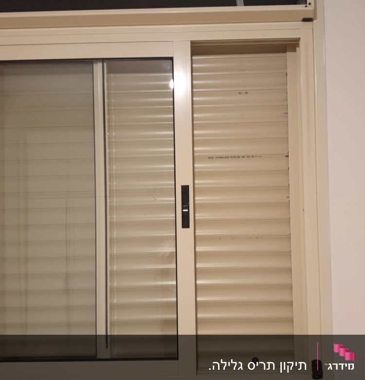 תריסים סגורים עם מסגרת חלון בהירה